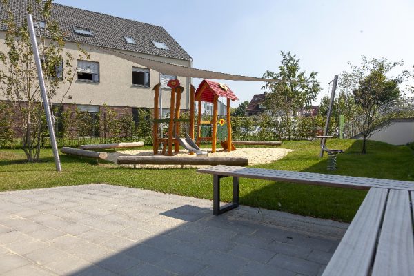 Spielplatz-anlegen-Rose-Gartenlandschaftsbau-KIta-Meyerbeerstrasse